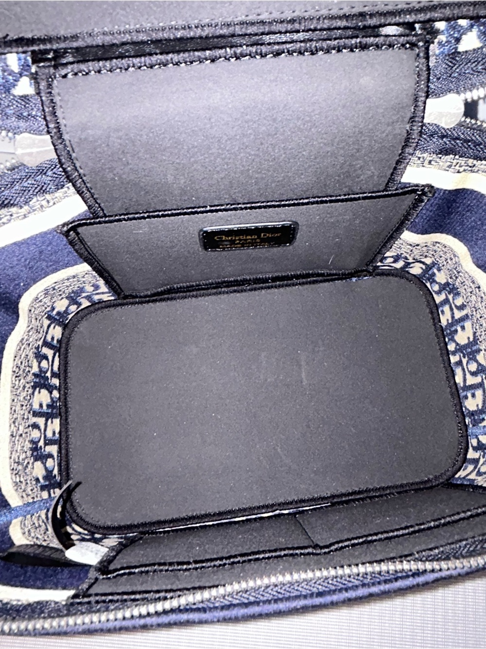 New beauty cosmetic toiletry train case - Picture 3 of 5